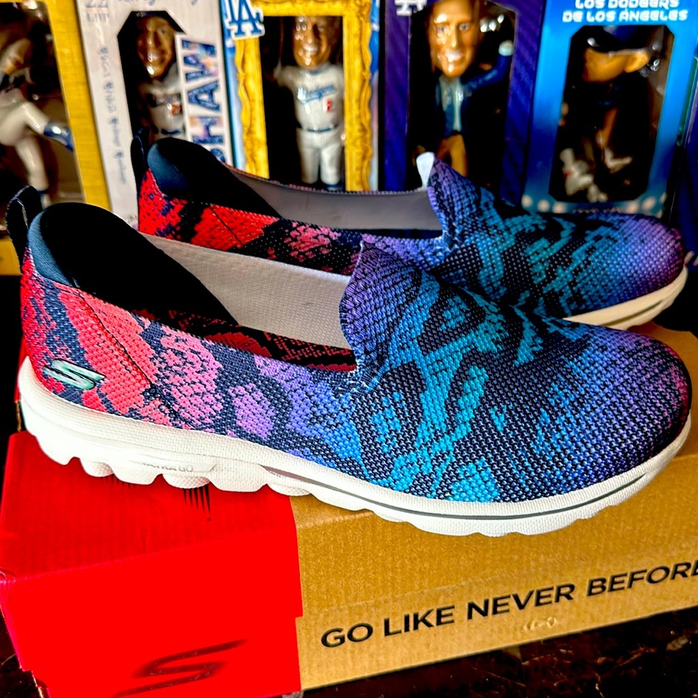 Sketchers snake print slide in 8.5